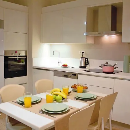 Elegant 1 Bedroom In Business Area *