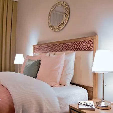 Elegant 1 Bedroom In Business Area *