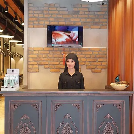 Elegant 1 Bedroom In Business Area *
